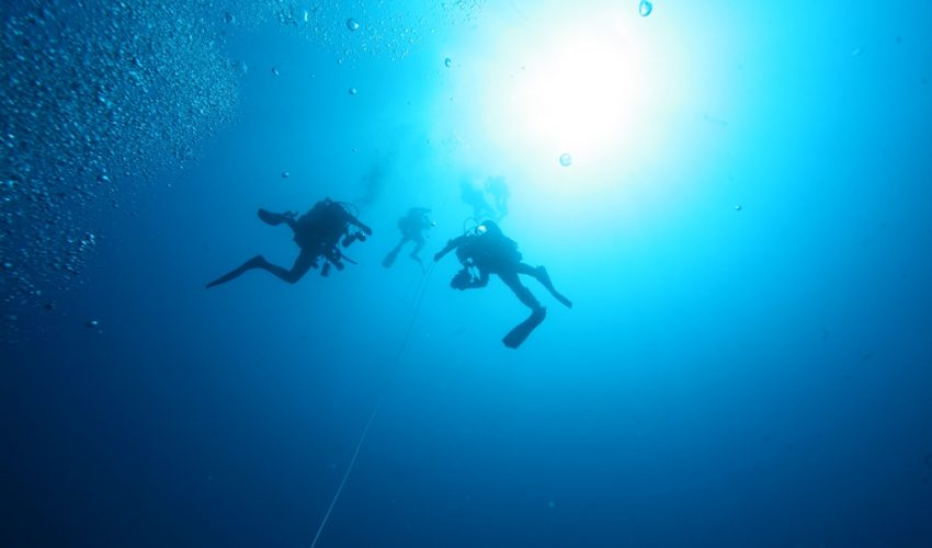 scuba diving boat tour underwater photo